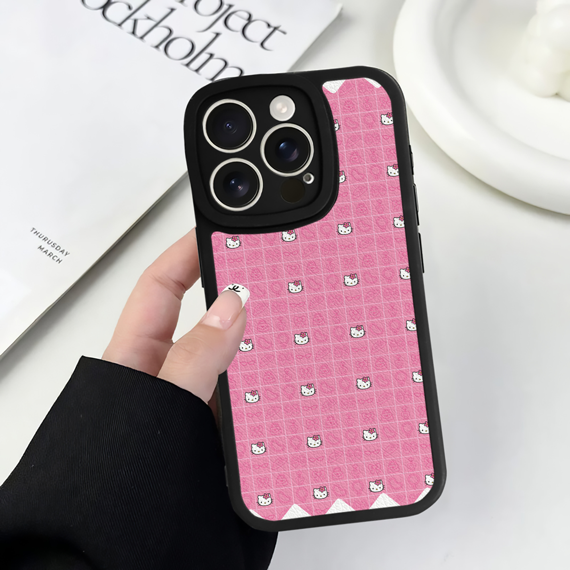 （画像用） Hello Kitty ハローキティ 【iPhone 16シリーズ対応】シリコンスマホケース（レザー調） 材質：シリコン
